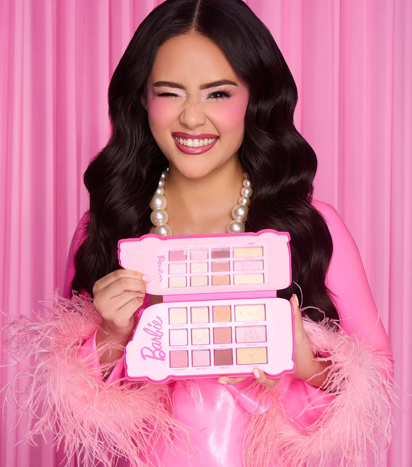Paleta de sombra "HELLO WORLD" Beauty Creations x Barbie